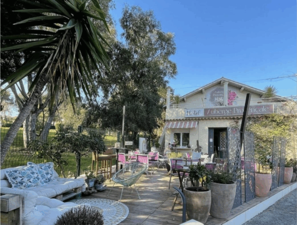 Reprise de l’Auberge Provençale à Saint-Raphaël : Coventis Conseils accompagne l’acquisition et le financement de cet hôtel 2 étoiles idéalement situé.