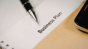 Étude de faisabilité, business plan, prévisionnel : trois outils souvent confondus. On vous explique à quoi sert chacun dans un projet de reprise d'hôtel ou de camping.